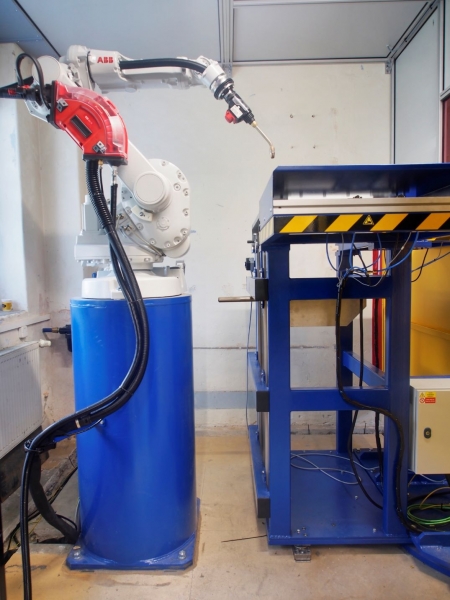Robotické pracoviště pro svařování vík na hranaté nádoby.